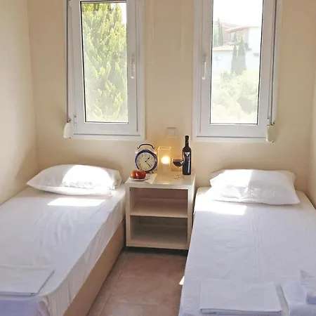 Beautiful In Theologos With Jacuzzi Holiday home *